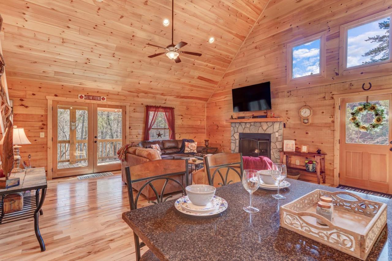 Hot-Tub 6 Seater, Fire-Pit, Master King Bed, Wineries, Pickleball, Resort Amenities Ellijay Exterior photo